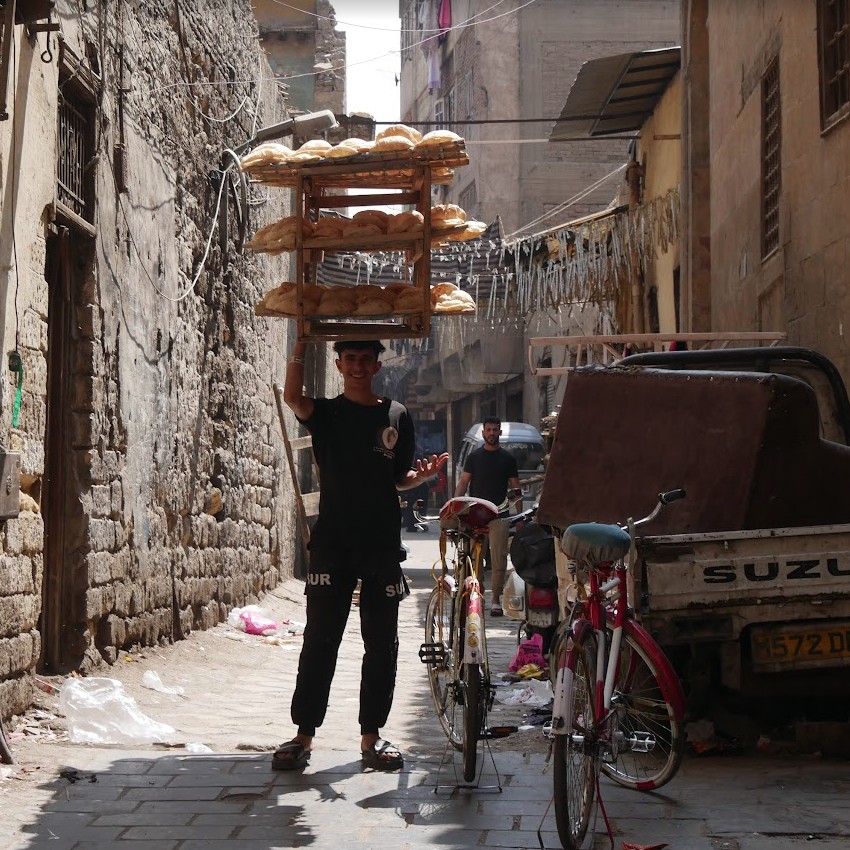 Vendeur de pain dans le quartier Khan Al Khalili au Caire