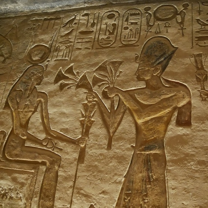 Fresque dans le temple de Néfertari à Abou Simbel