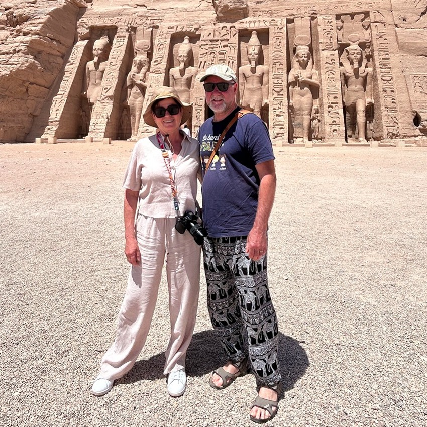 Fiers touristes devant le temple de Néfertari à Abou Simbel